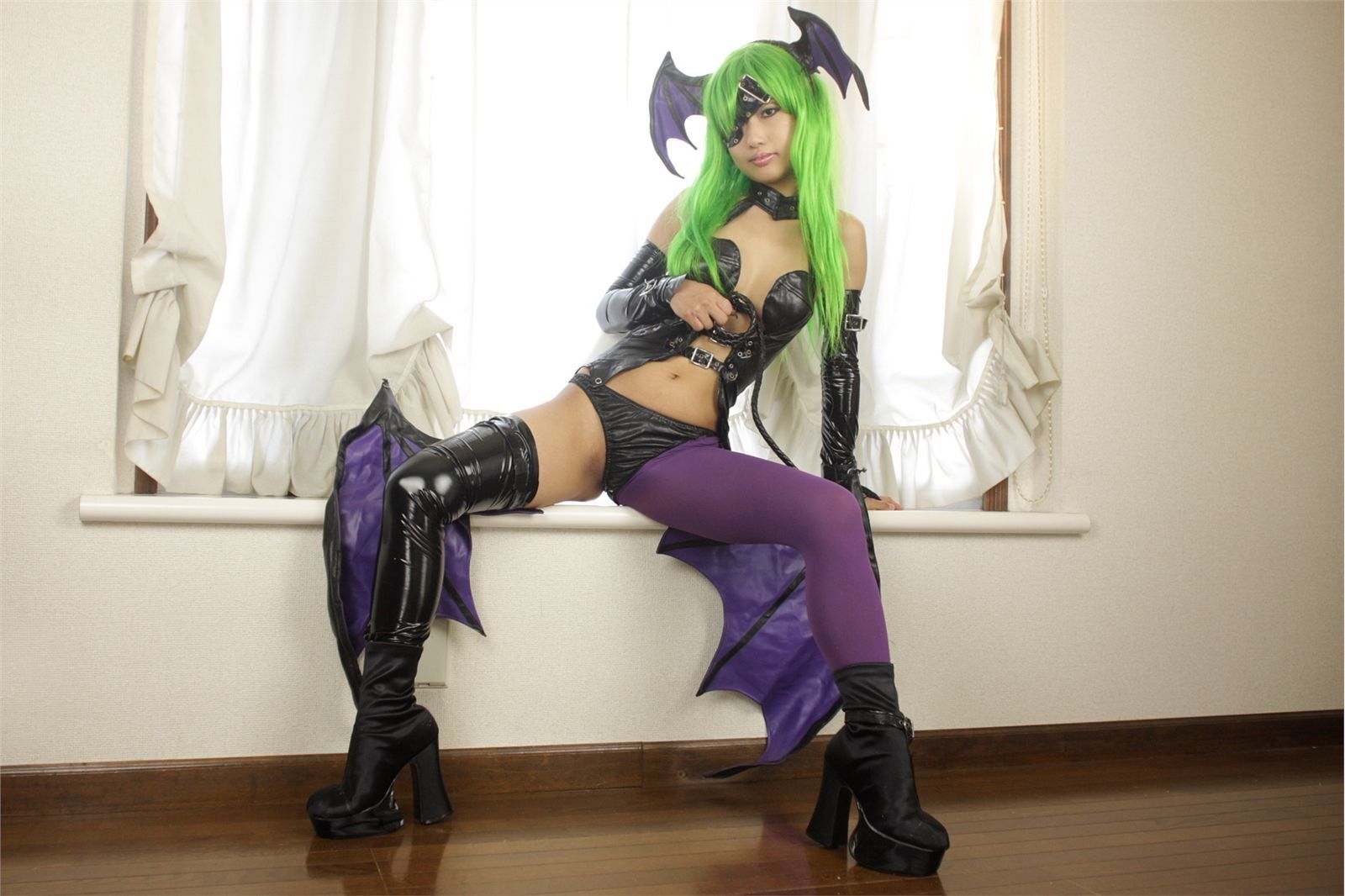 [Cosplay]  Darkstalkers  Morrigan with great body in latex